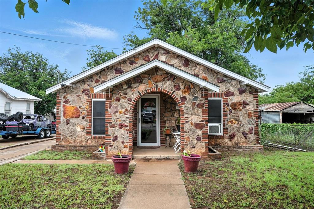 907 Bowie Street Property Photo 1