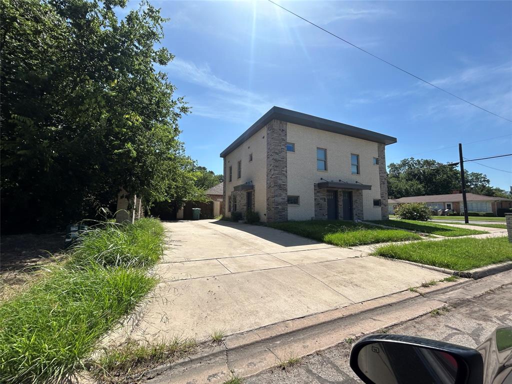 301 E Brockett Street Property Photo 1