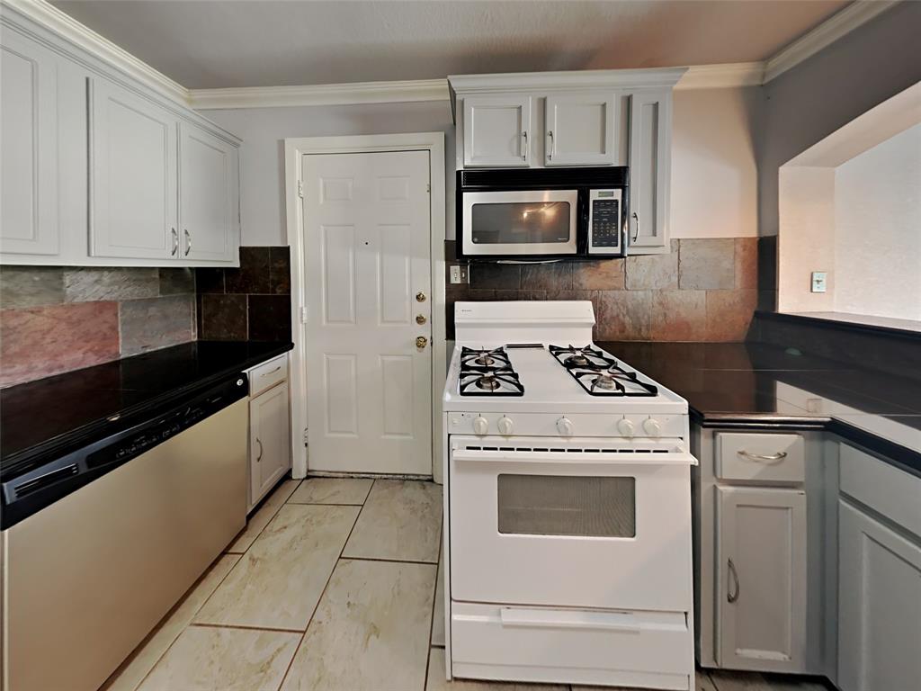 2320 Cass Street Property Photo 5