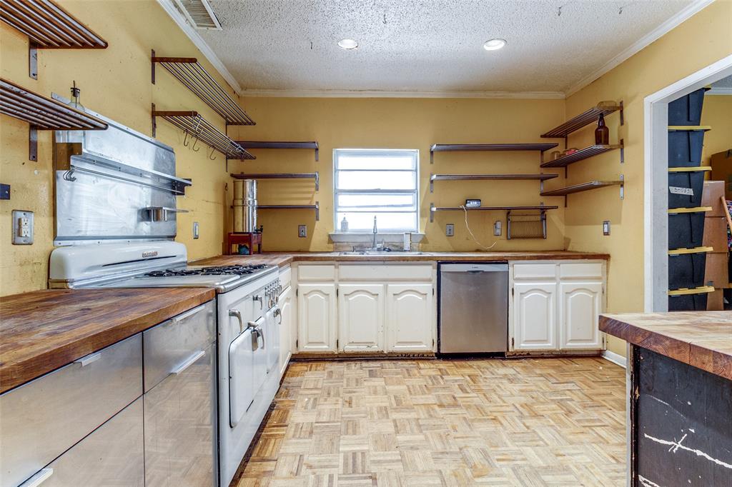 4916 Junius Street Property Photo 9