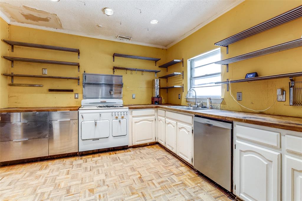 4916 Junius Street Property Photo 10