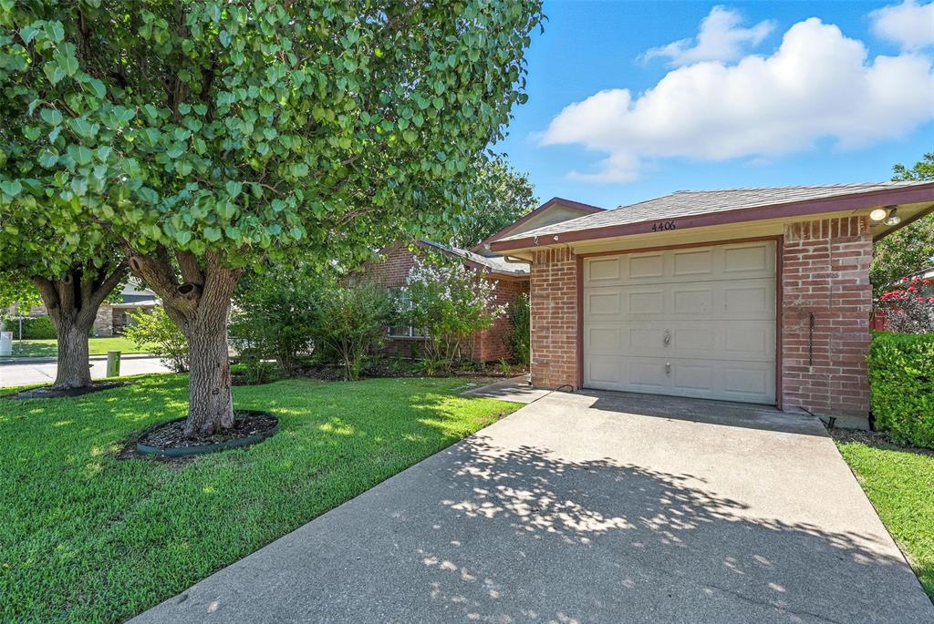 4406 Falls Drive Property Photo 1