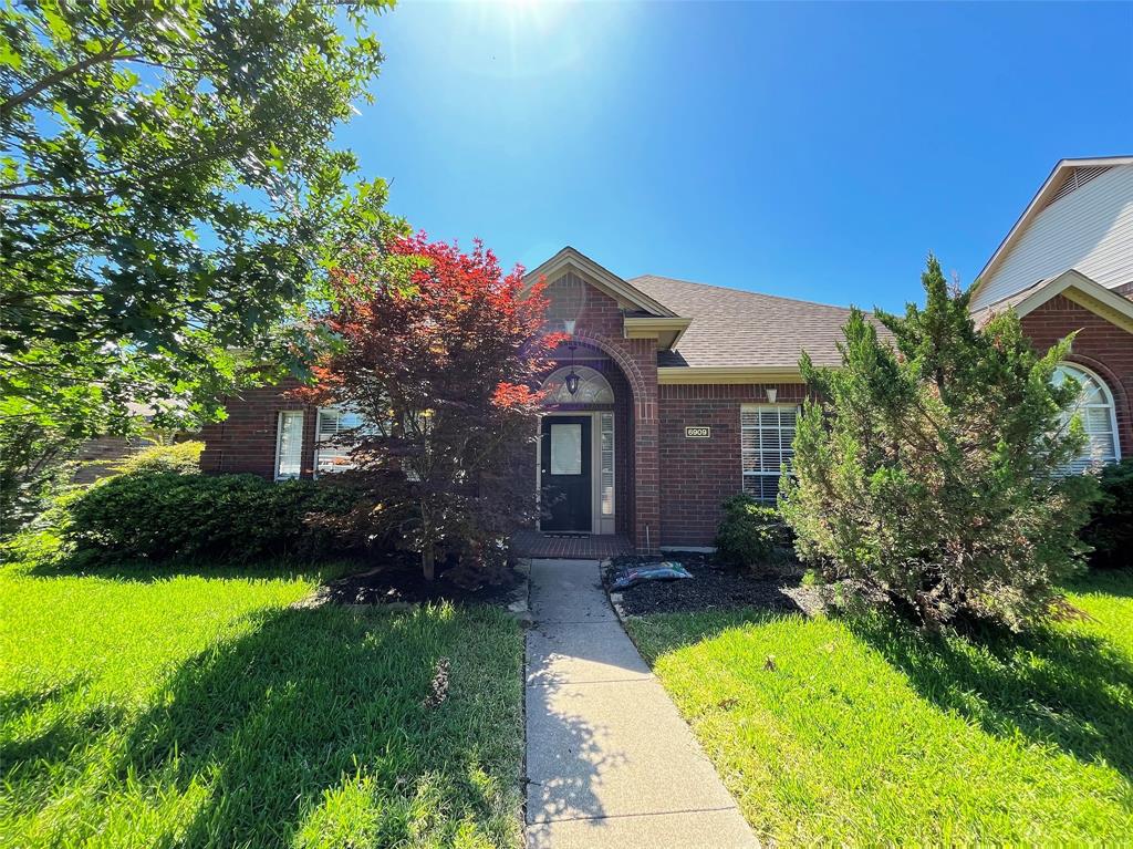 6909 Wickliff Trail