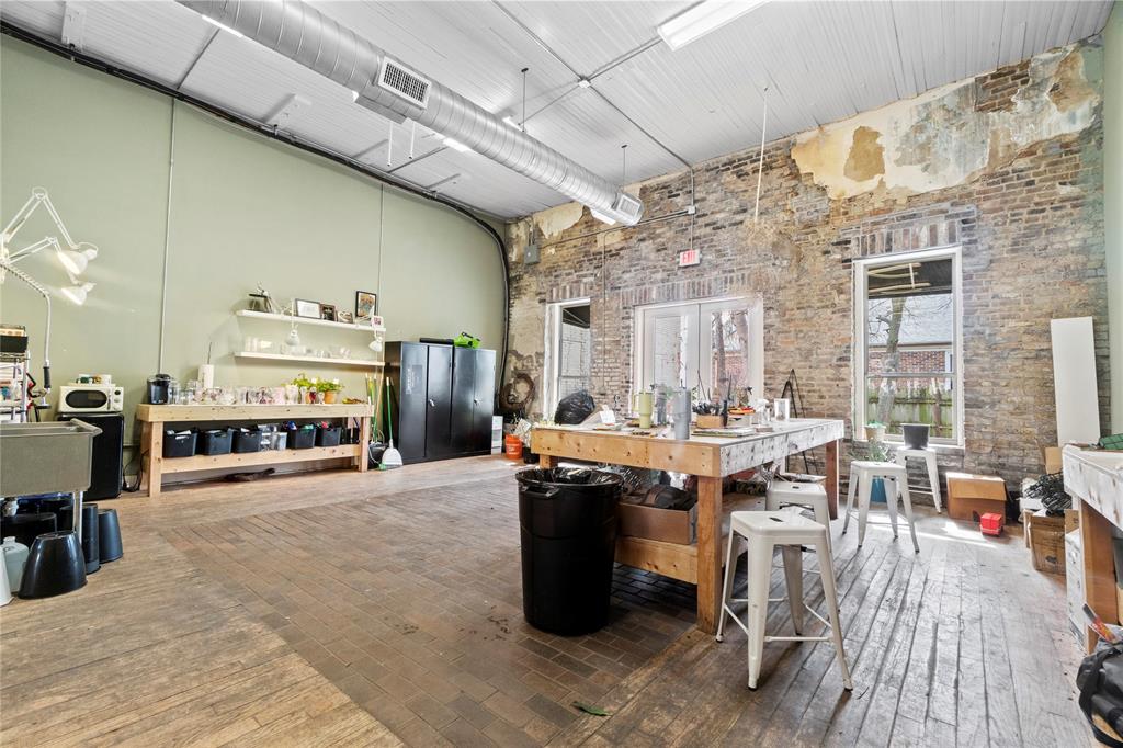 214 E Chambers Street Property Photo 13