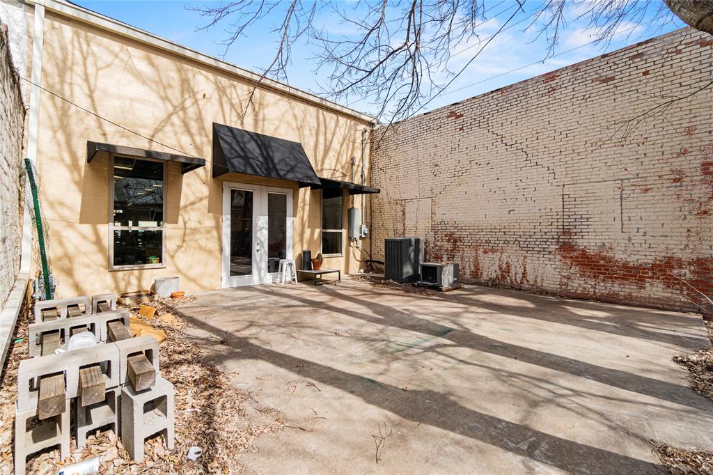 214 E Chambers Street Property Photo 18