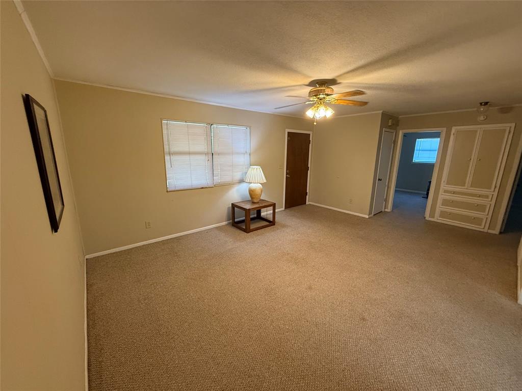 105 W Elm Street Property Photo 6