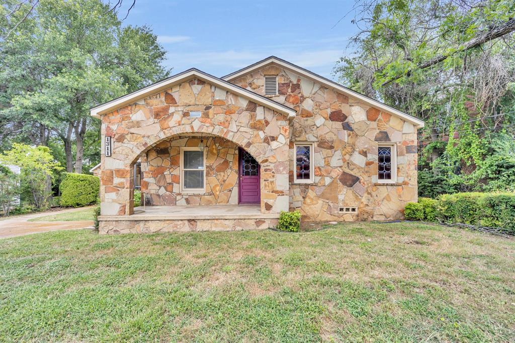 1311 W Abram Street Property Photo 3