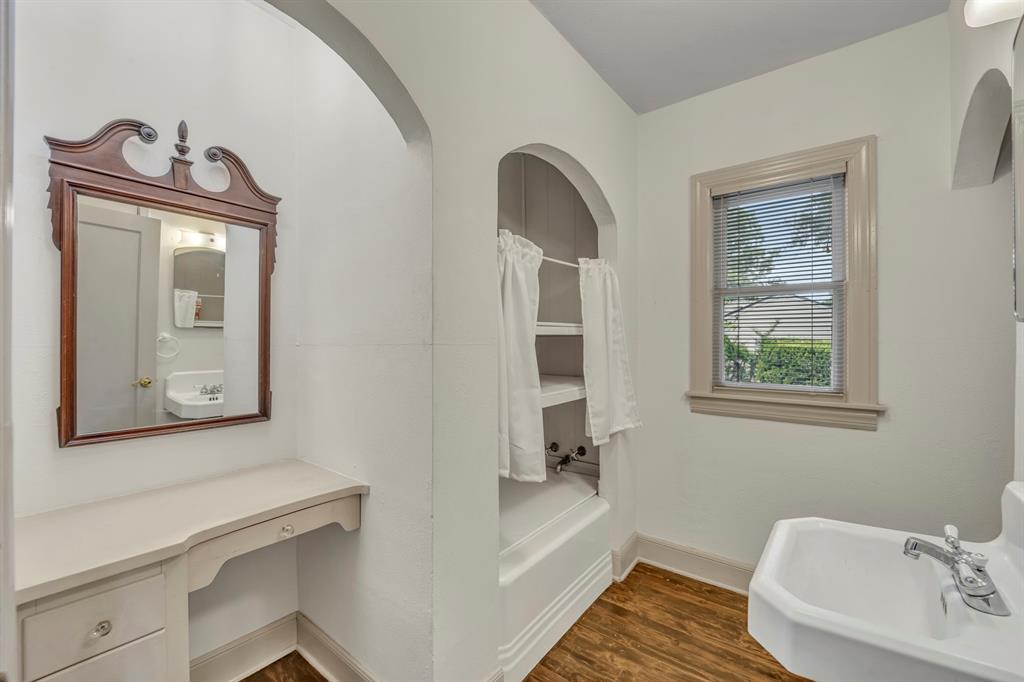 1311 W Abram Street Property Photo 14