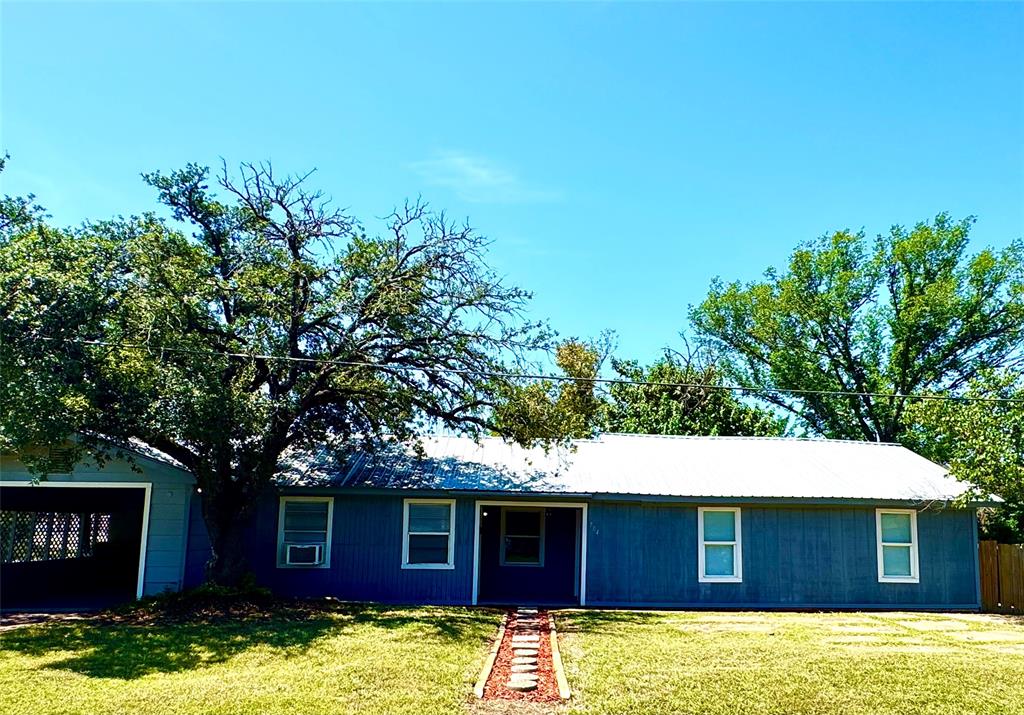 704 W Brazos Street