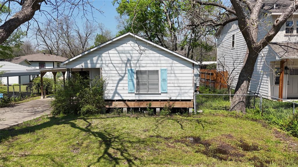 903 E 10th Street Property Photo 1