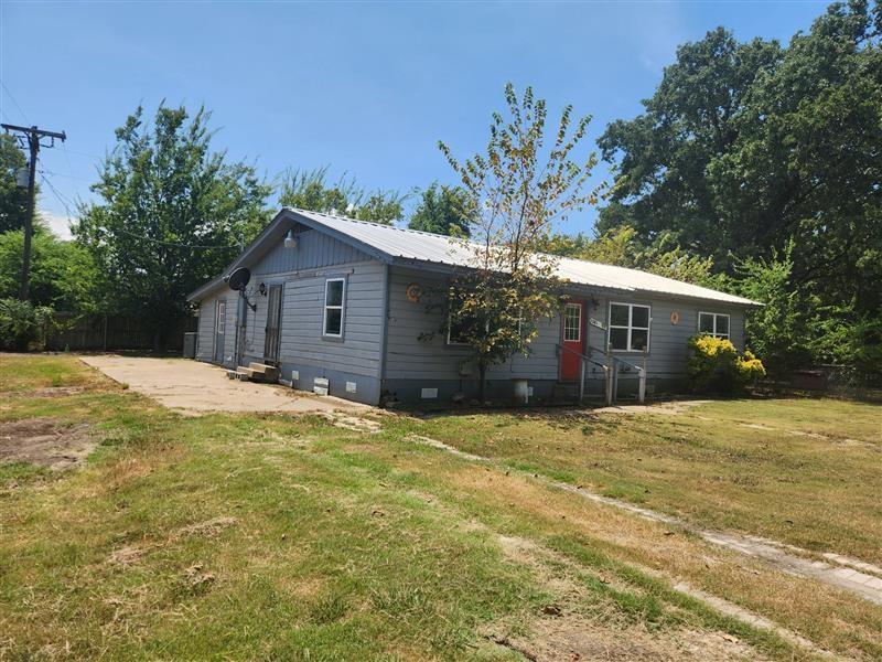 141 English Crossing Property Photo 1