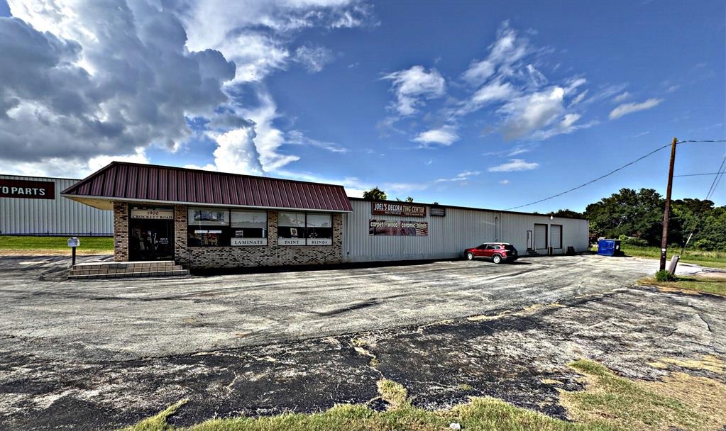 1900 Crockett Road Property Photo 1