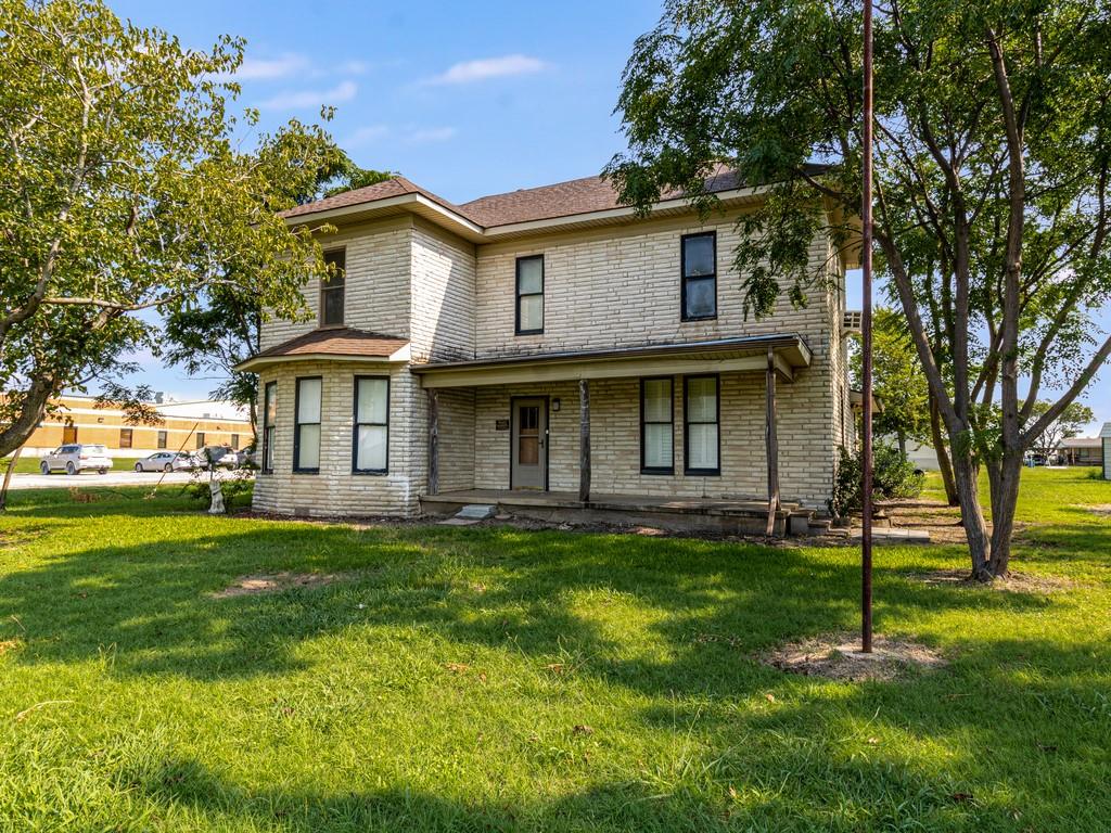 112 W Hackberry Street