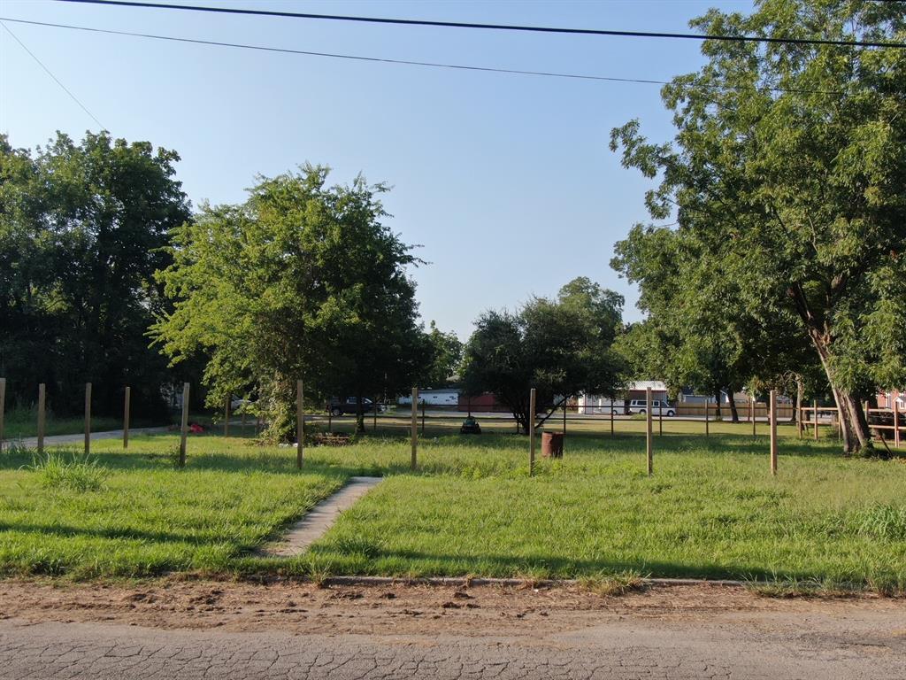 401 E Waco Avenue Property Photo 1