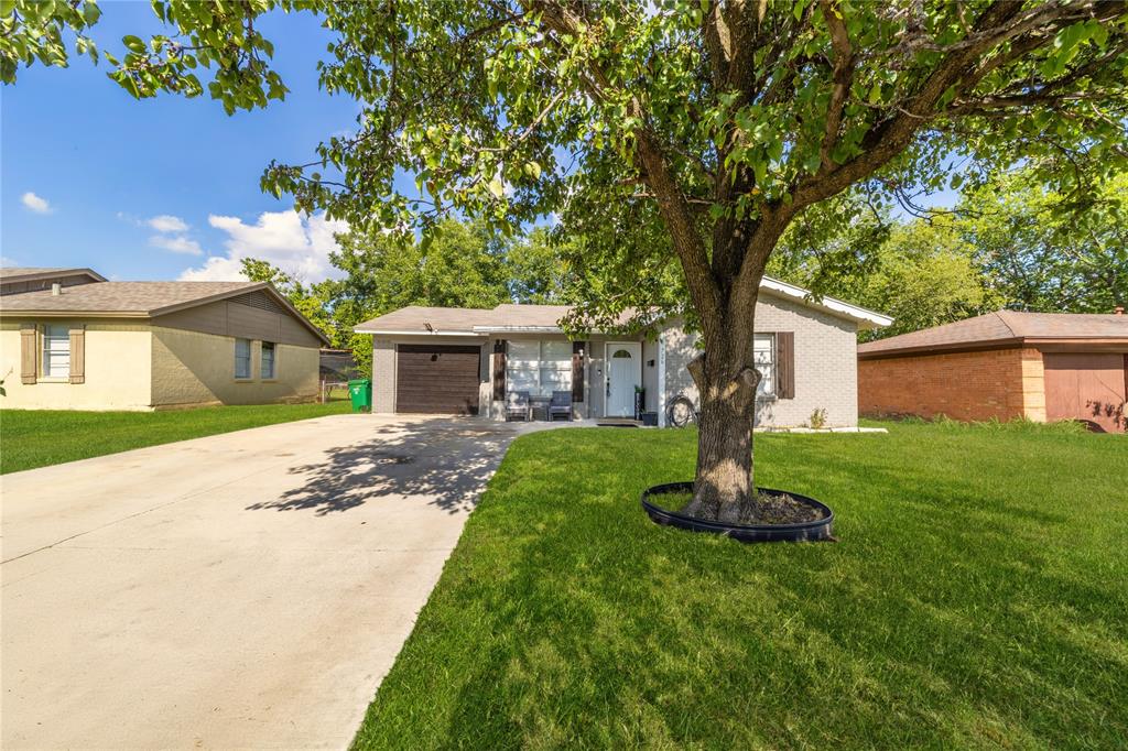 726 Royal Crest Property Photo 1