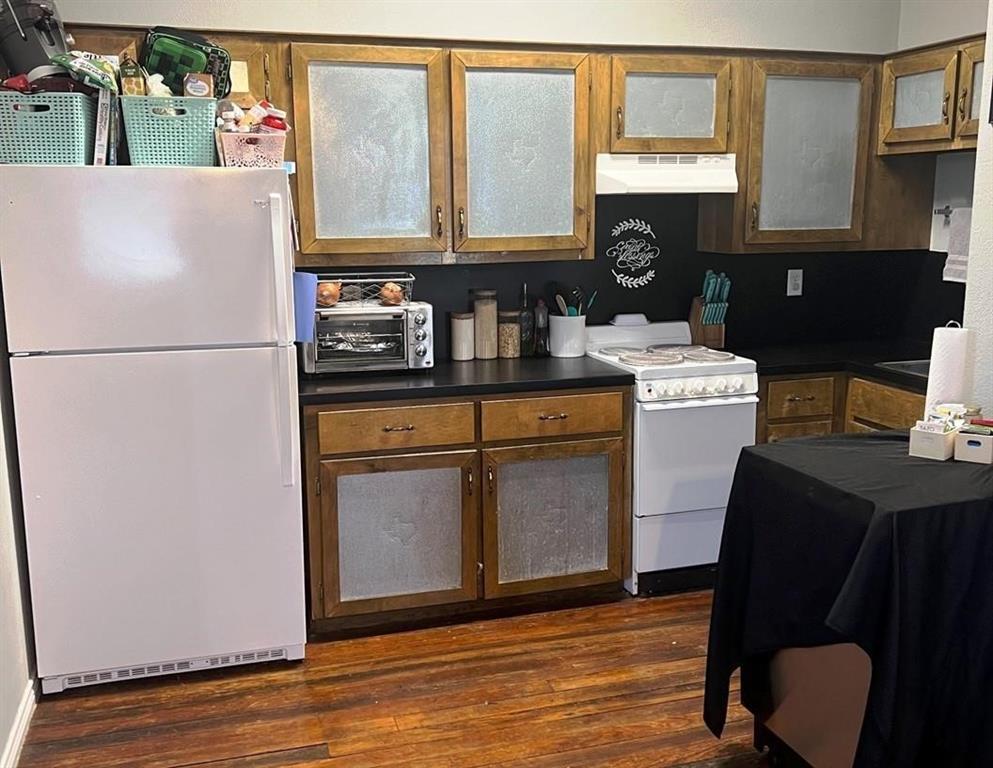 100 E Collin Street 1 Property Photo 1
