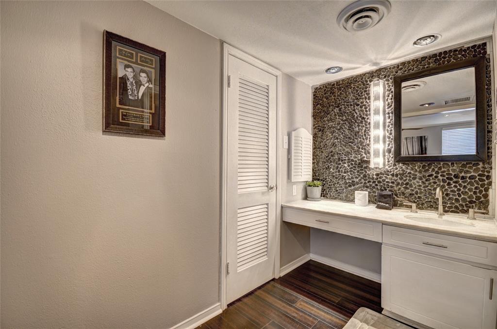 502 E Avenue J C Property Photo 7