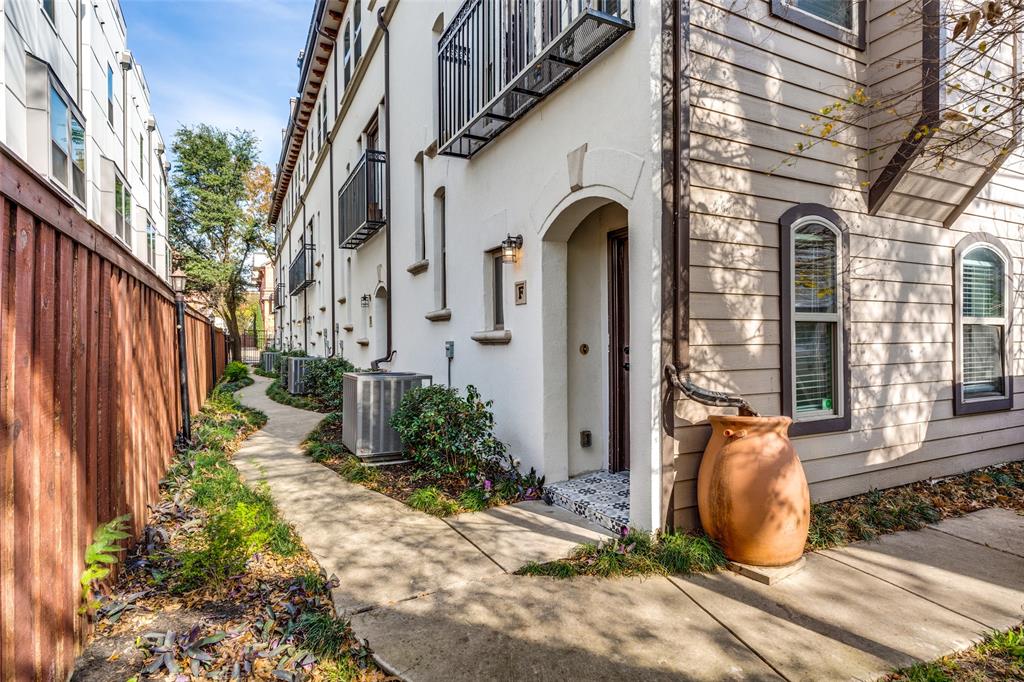 5922 Ross Avenue E Property Photo 1
