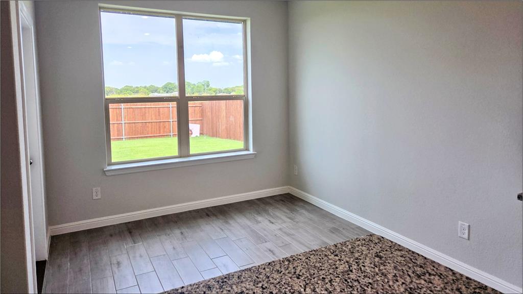 240 Kinley Street Property Photo 3