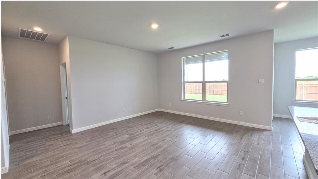 240 Kinley Street Property Photo 4