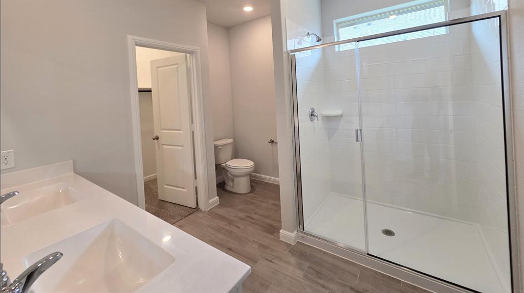 240 Kinley Street Property Photo 6