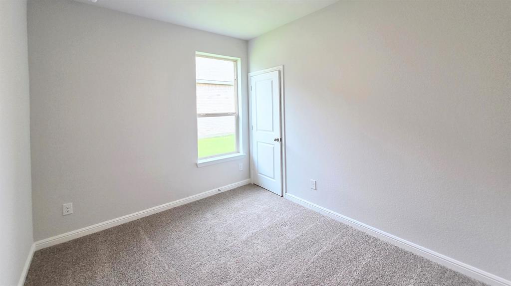 240 Kinley Street Property Photo 9