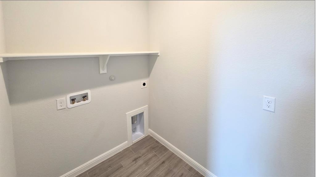 240 Kinley Street Property Photo 12