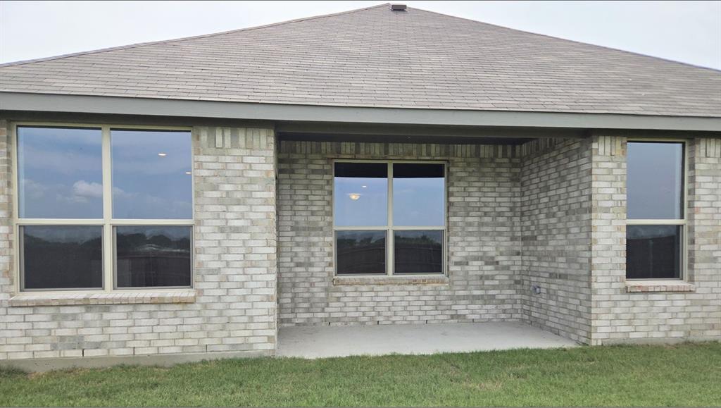 240 Kinley Street Property Photo 13