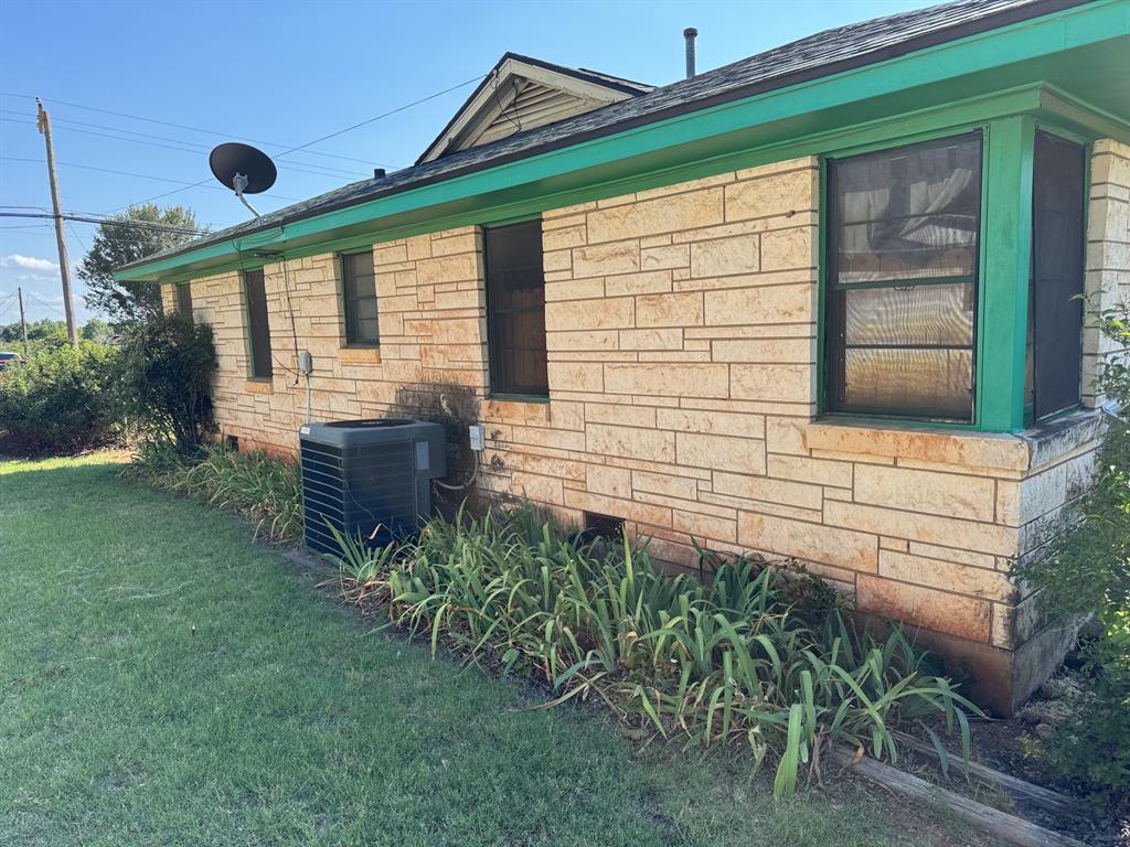 1012 W Custer Street Property Photo 3