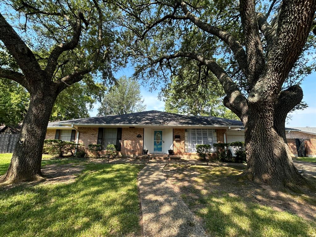 2407 N Waverly Drive Property Photo 1