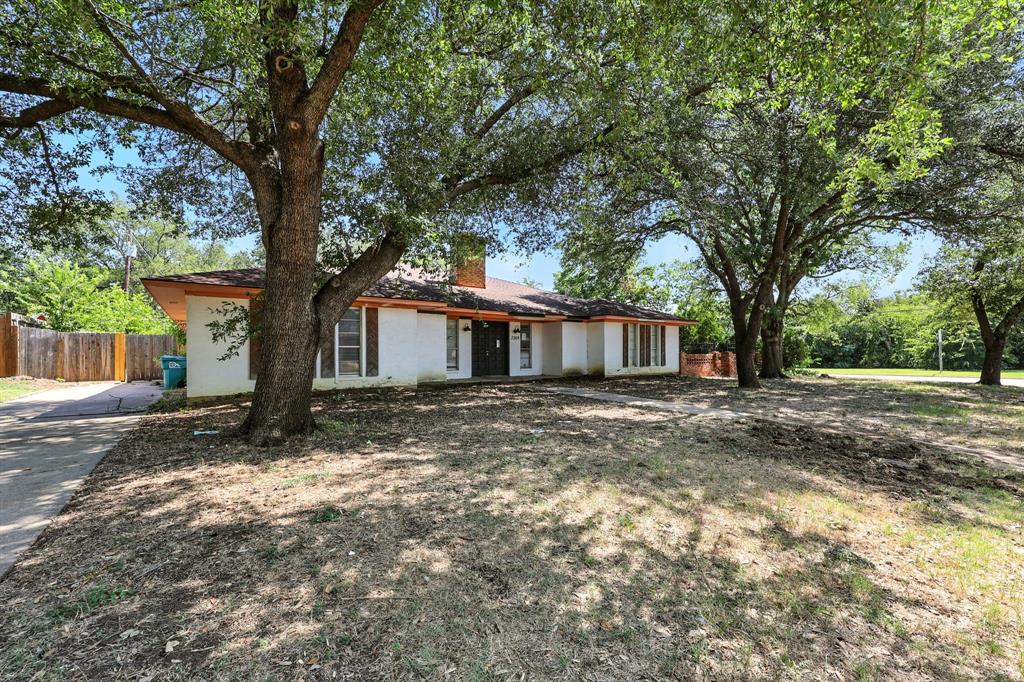 2304 Royal Acres Drive Property Photo 2