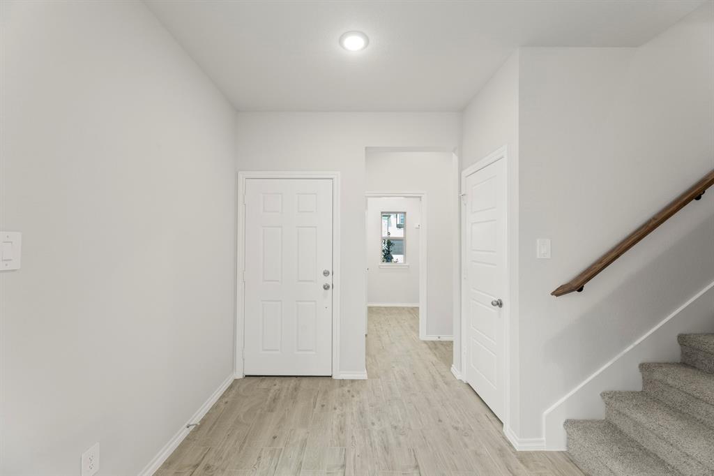 1733 Meadow Crest Drive Property Photo 9