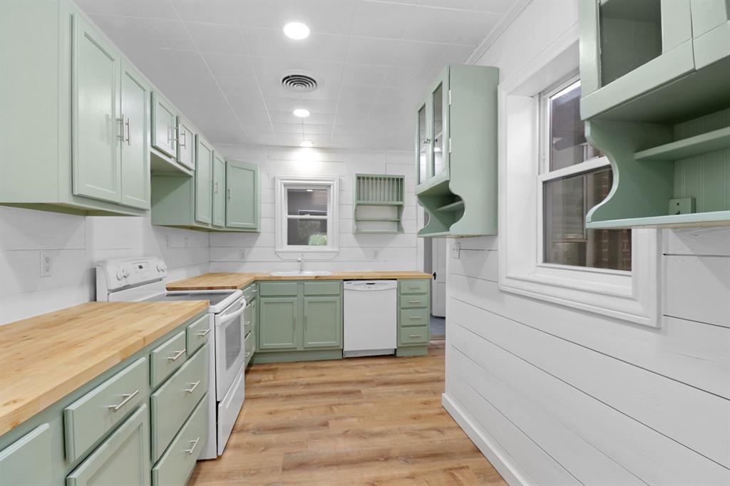 108 Miami Street Property Photo 8
