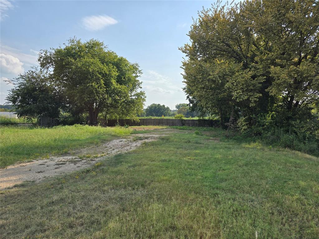 800 S Parkway Drive Property Photo 3