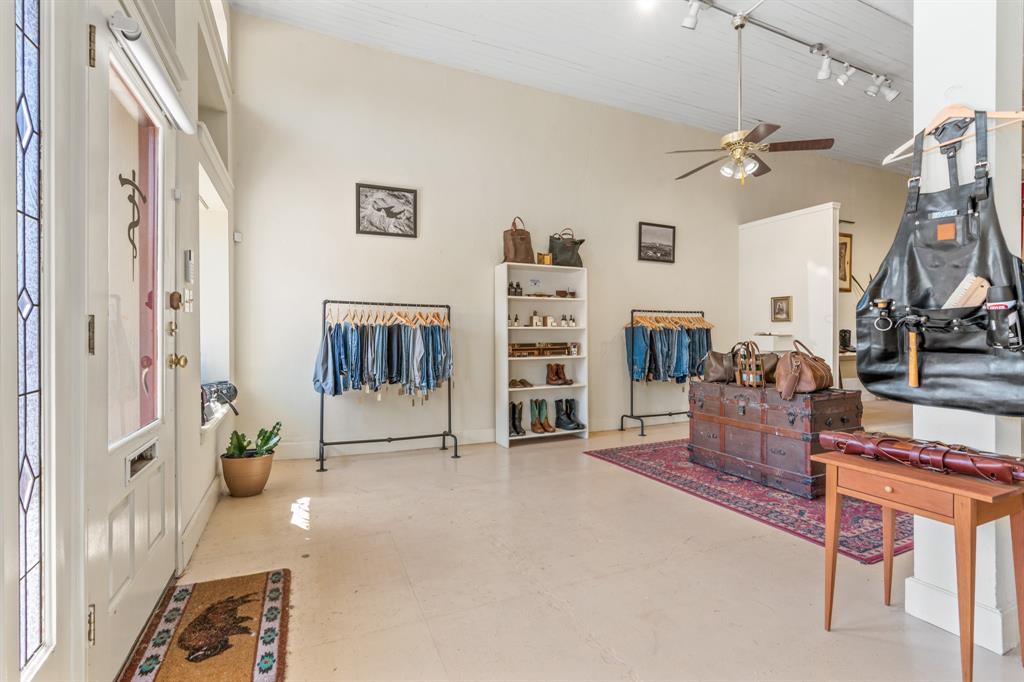 114 N Avenue D Property Photo 6