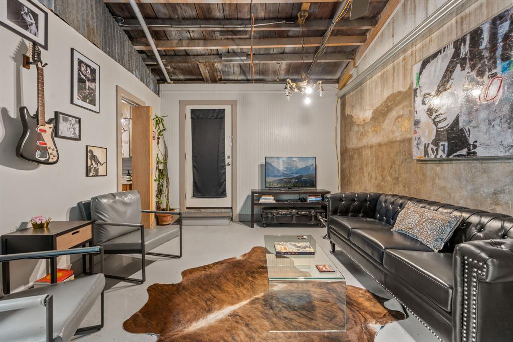 114 N Avenue D Property Photo 12