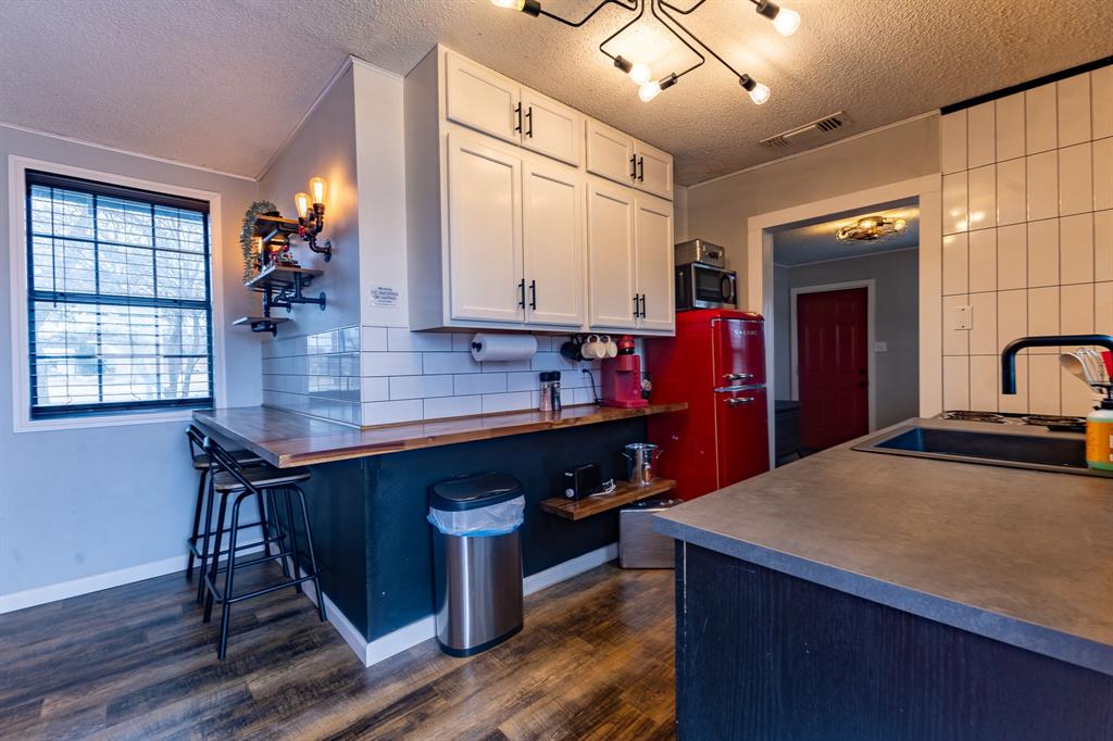708 Avenue A Property Photo 6