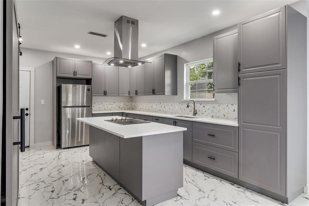 729 S Waverly Drive Property Photo 1