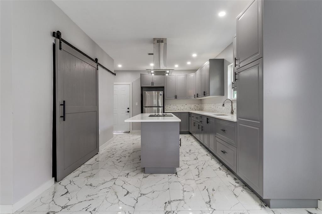 729 S Waverly Drive Property Photo 2