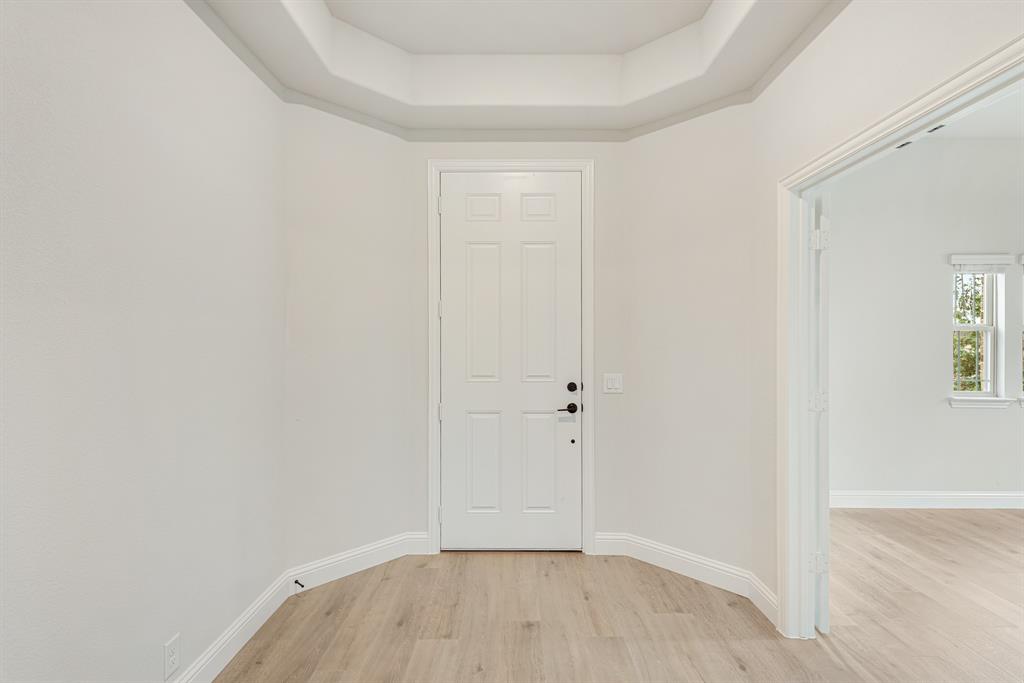 221 Sweetwater Drive Property Photo 5