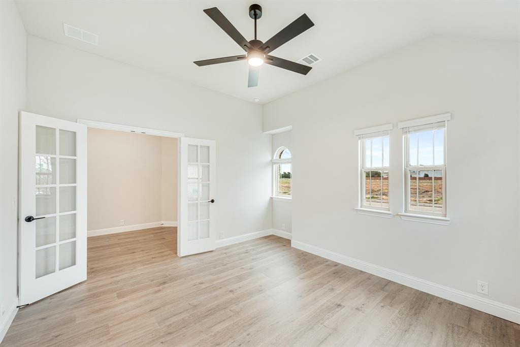 221 Sweetwater Drive Property Photo 7