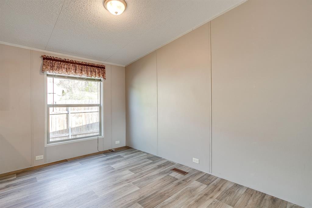 900 Tree Drive Property Photo 9