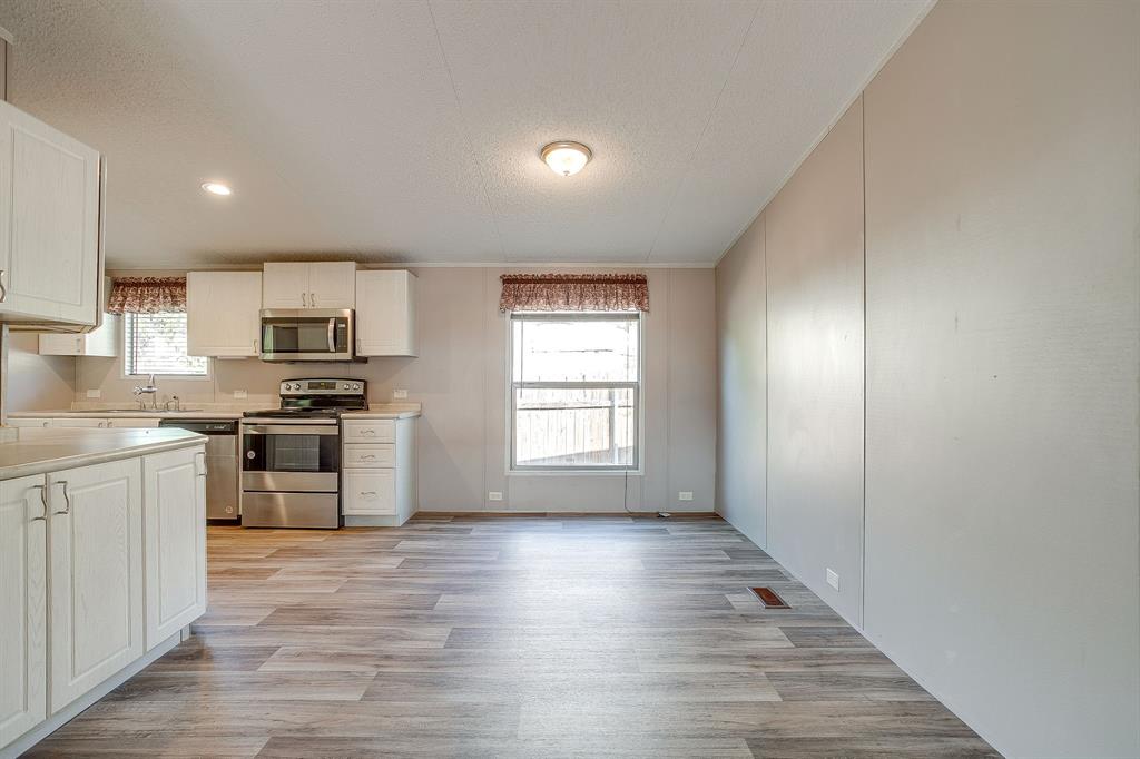 900 Tree Drive Property Photo 10