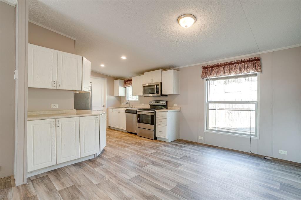 900 Tree Drive Property Photo 11
