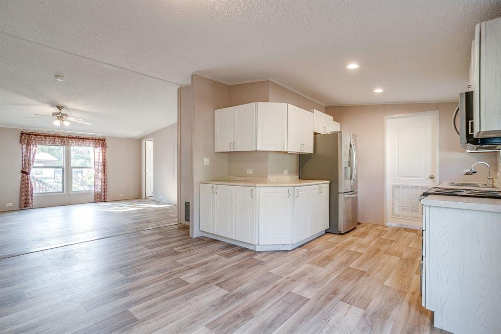 900 Tree Drive Property Photo 12