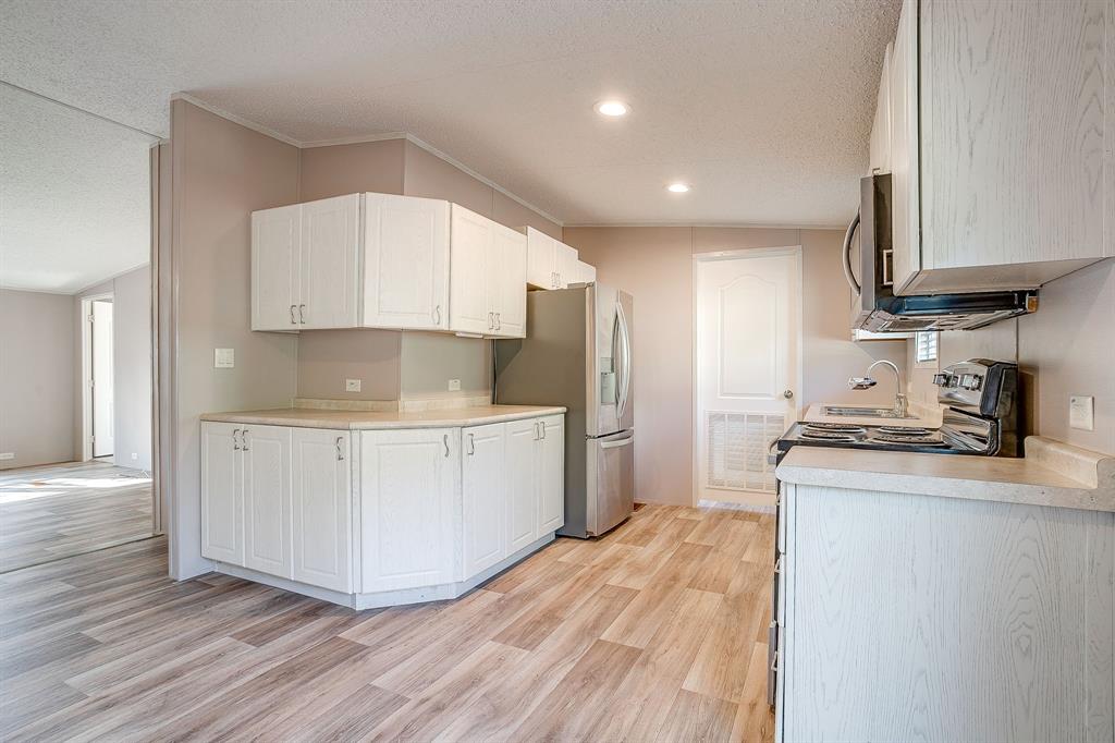 900 Tree Drive Property Photo 13