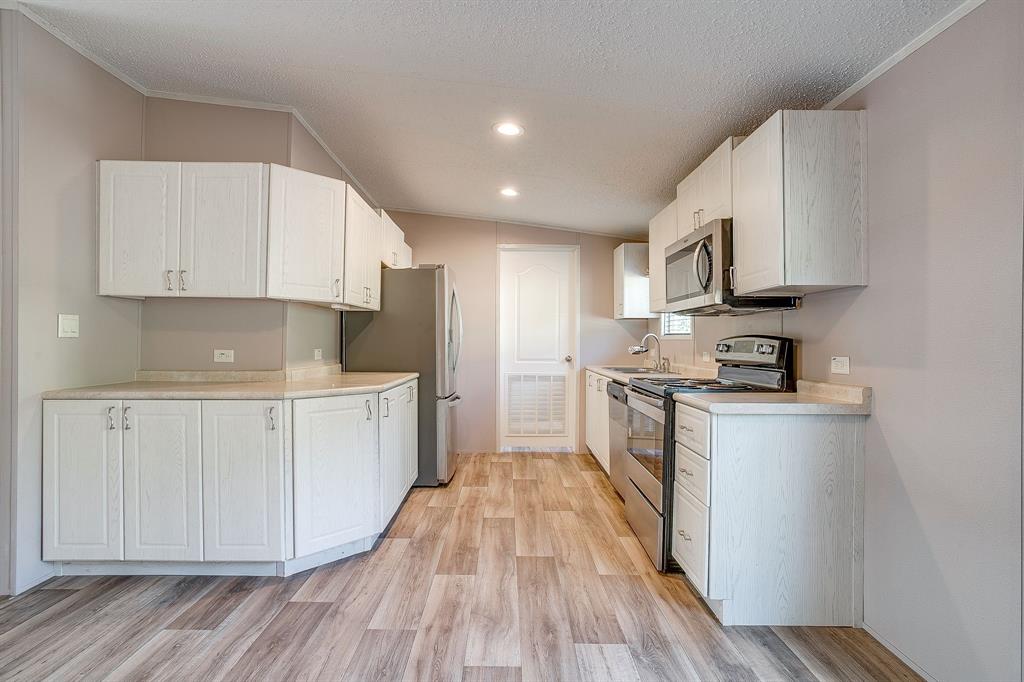 900 Tree Drive Property Photo 15