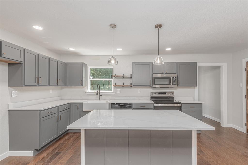 1024 Tower Street Property Photo 4