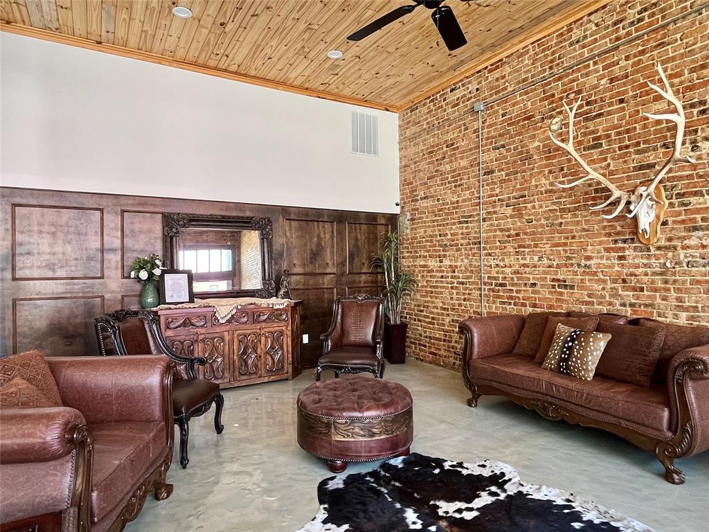 112 W Wise Street Property Photo 6