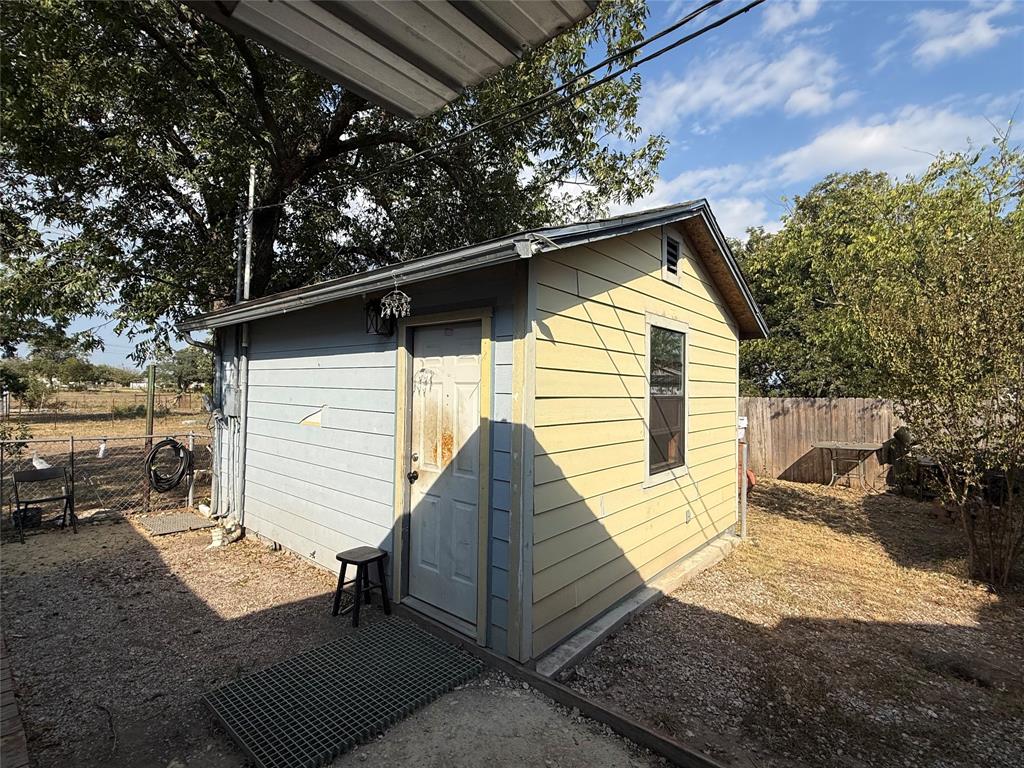 414 E Harris Street Property Photo 8